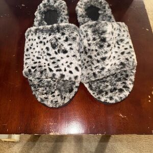 Stars Above Fuzzy Black and White Snow Leopard Women’s Size 9